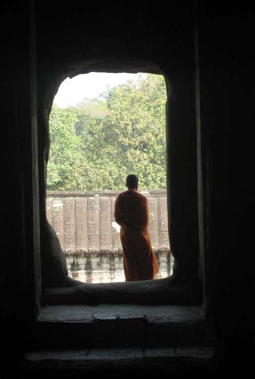 monks at angkor wat