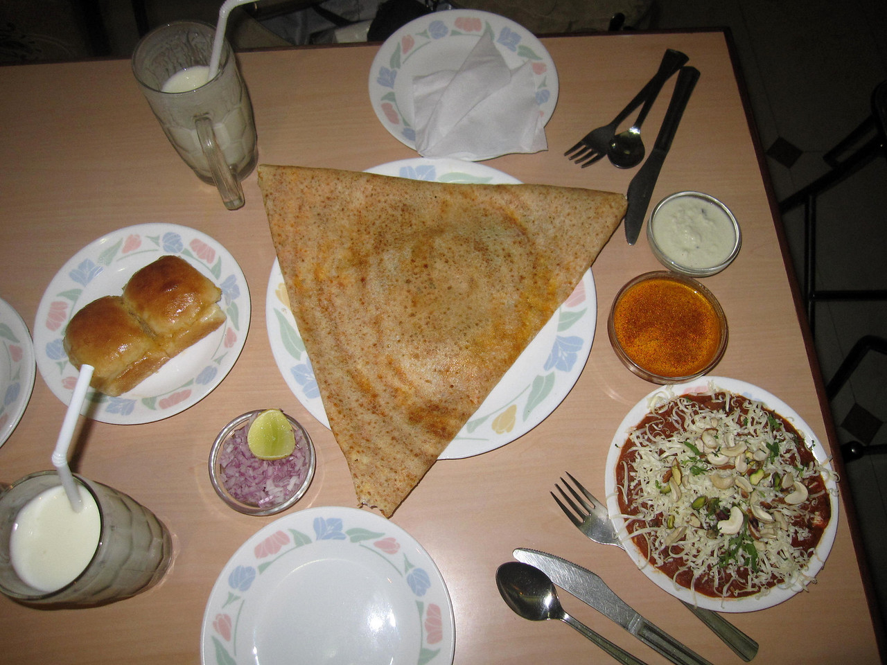 A delicious dosa for the eating, with condiments and deliciousness on the side! malasa dosa in mumbai