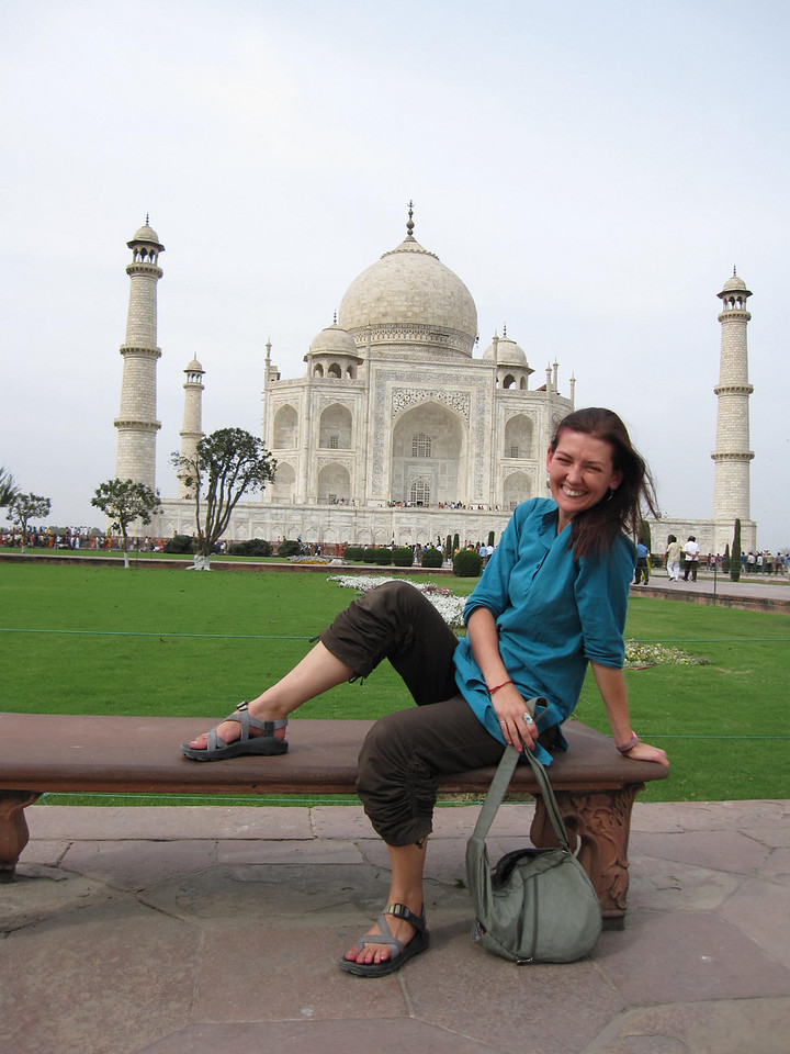 Carrying passport in a money belt at the Taj Mahal