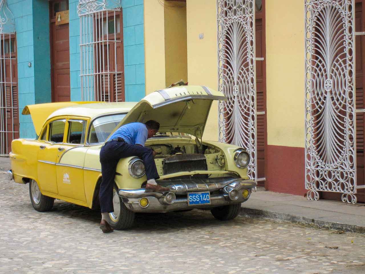 Fixing the old cars cubans use the phrase mas o menos a lot, to mean a lot of different things