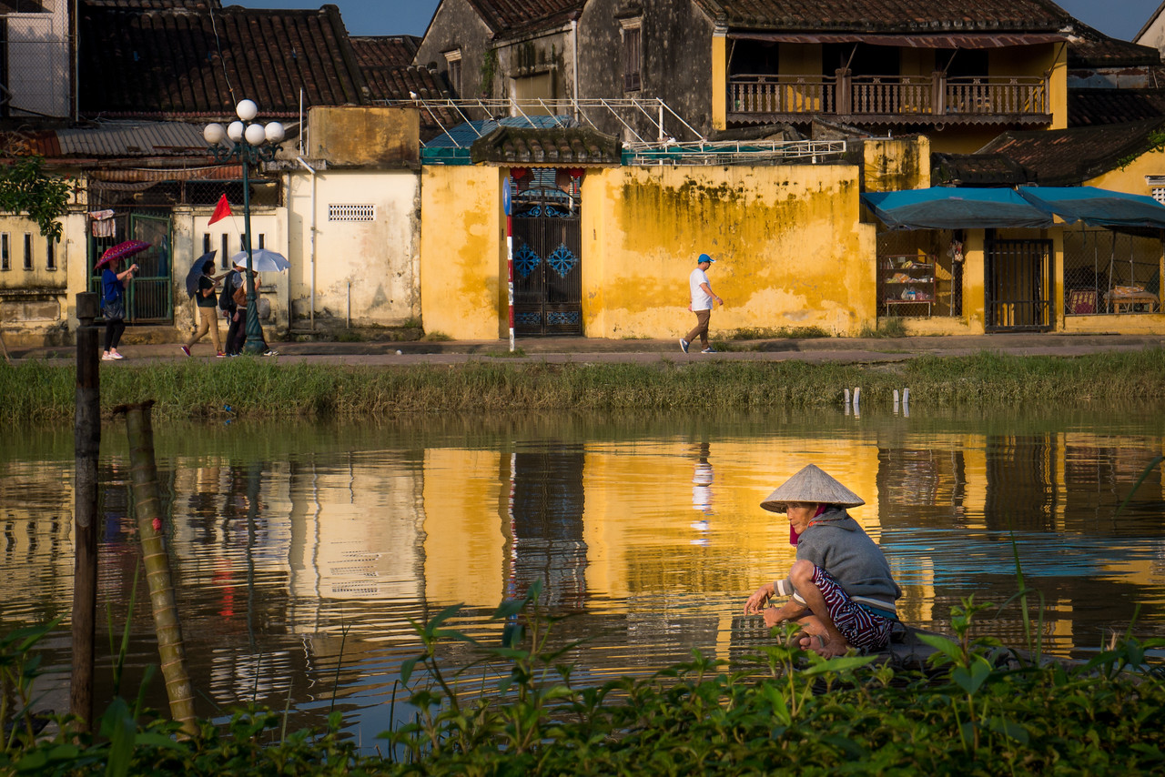 a vietnamese woman on Hoi an river