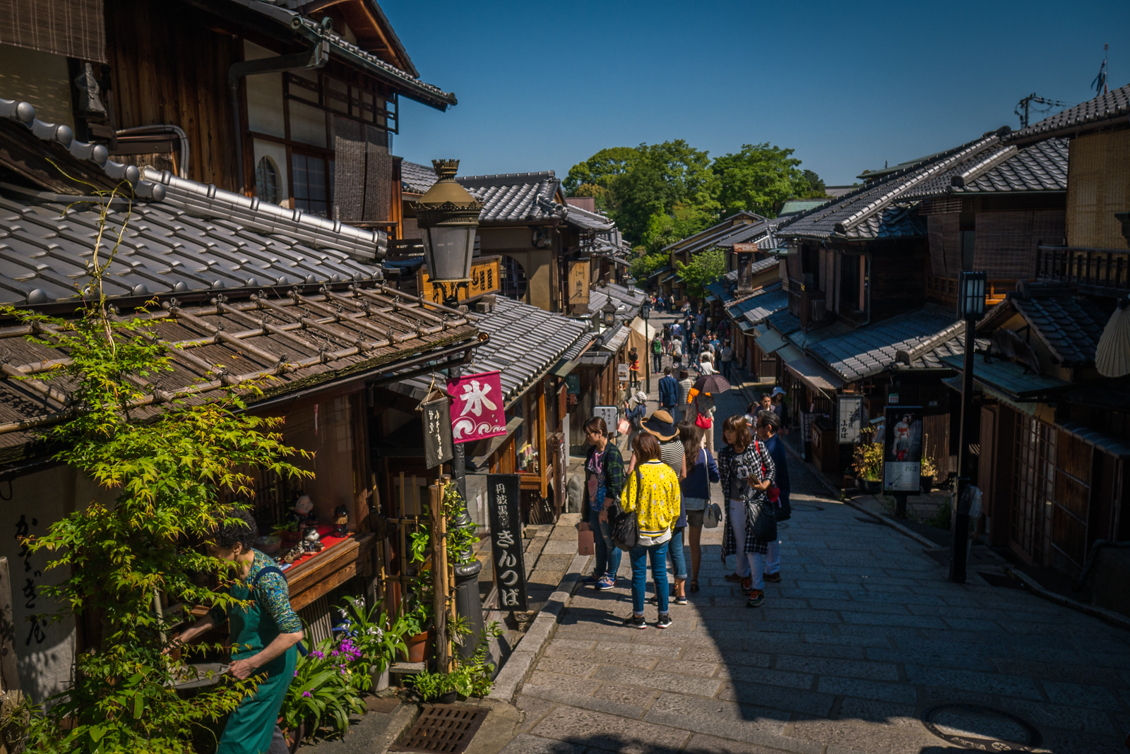 Pretty streets of Ninen-zaka and Sannen-zaka Preserved Districts near Kiyomizu-dera Buddhist temple in Kyoto, Japan. Ninen-zaka and Sannen-zaka Preserved Districts