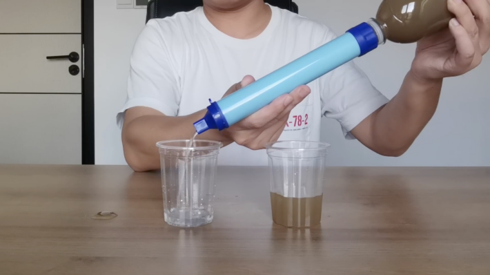 the lifestraw decontaminating water for a traveler