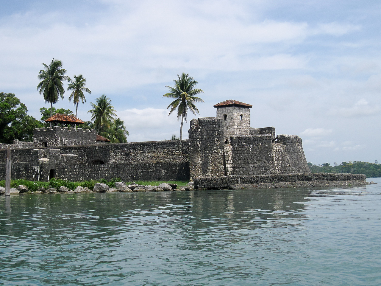 castle and things to do along the rio dulce