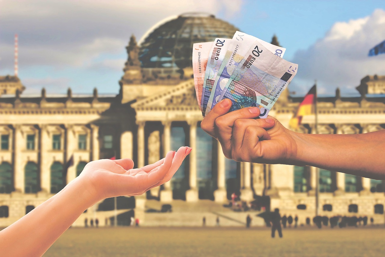 hot to save money for travel