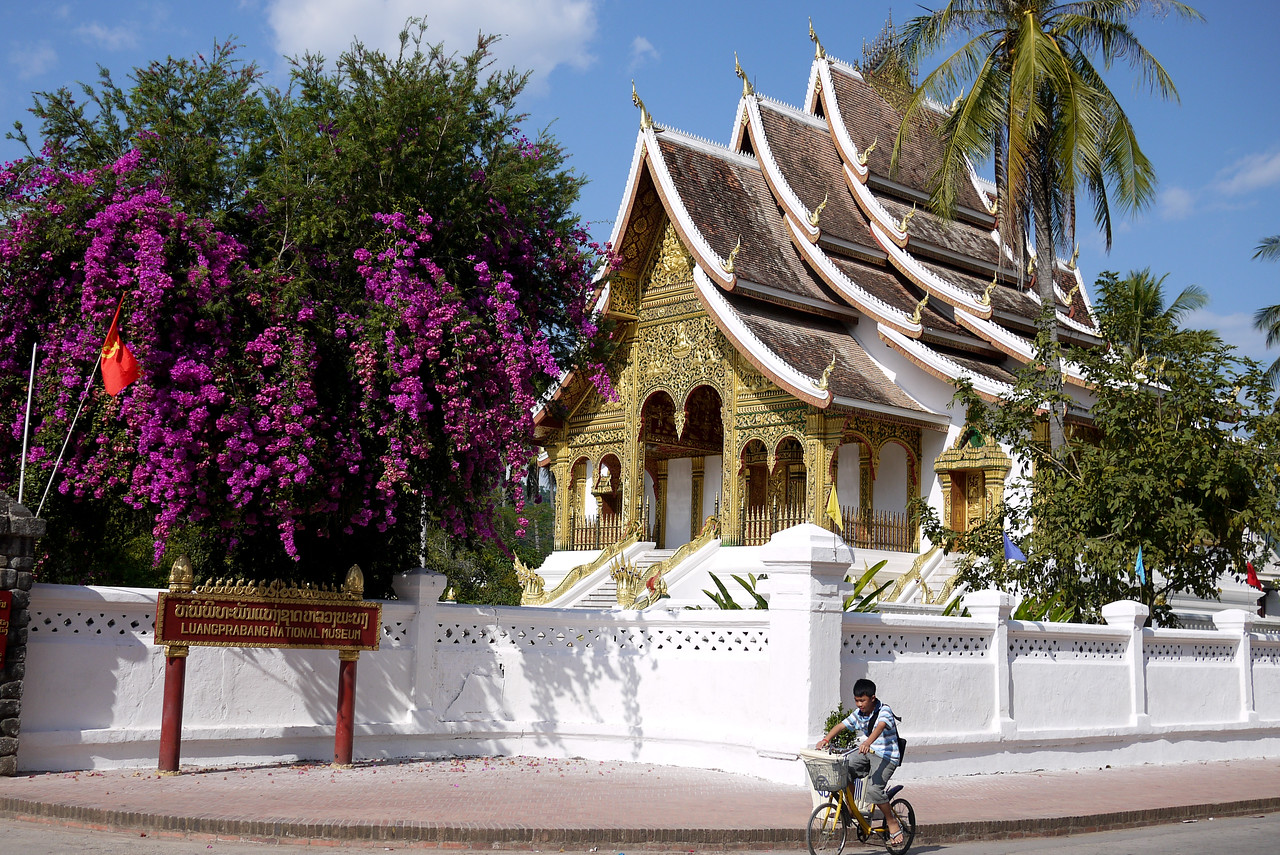 Picture of a temple in luang prabang laos